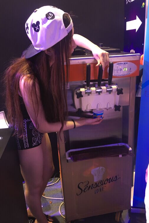 上海商用冰淇淋机租赁展会/雪糕机租赁三色混合软冰淇淋